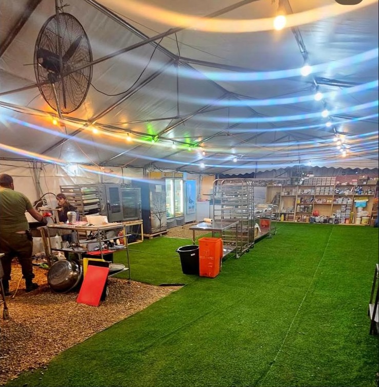 מתחם פנימי עם דשא סינטטי ומרחב רענון