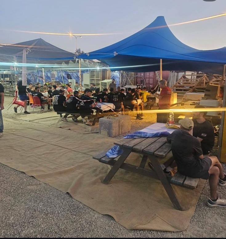 לוחמים יושבים בבר קפה נייד