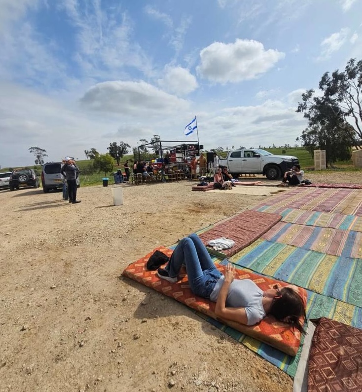 לוחמים נחים על מזרנים צבעוניים בשטח