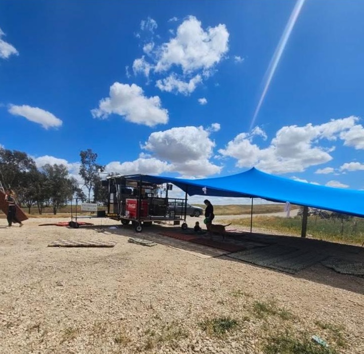 מתנדבים מחלקים ציוד ומזון